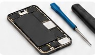 Geöffnetes Smartphone mit Reparaturwerkzeug